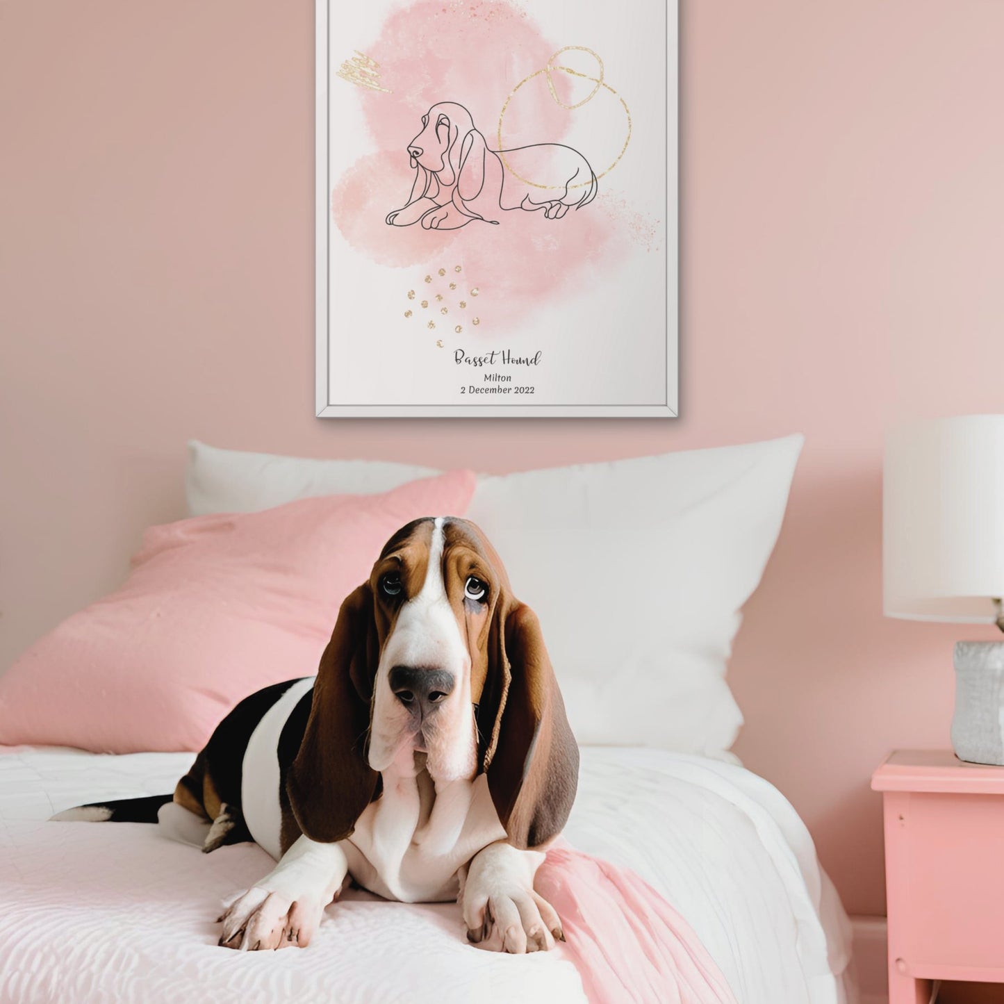 Minimalistisk rosa poster med Basset Hound och en charmig Basset Hound-hund bredvid, design från Colorful Pets.