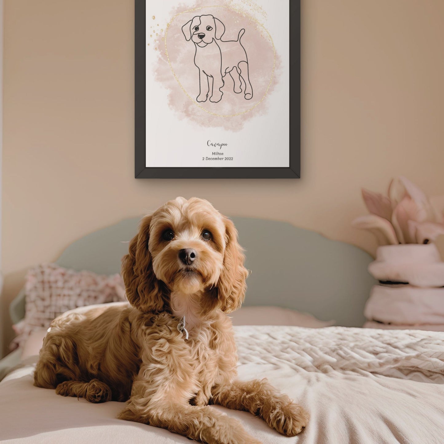 Minimalistisk beige poster med Cavapoo och en charmig Cavapoo-hund bredvid, design från Colorful Pets.