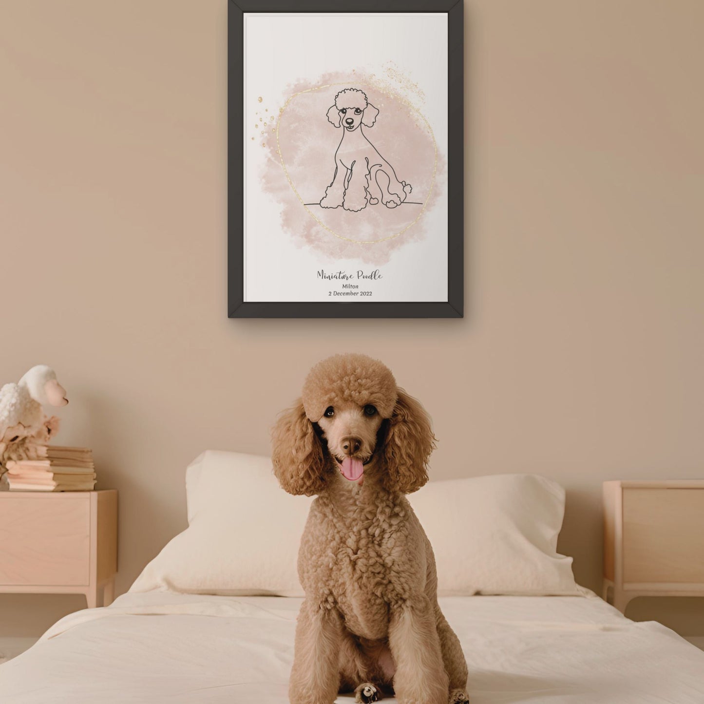 Minimalistisk beige poster med Dvärgpudel och en charmig Dvärgpudel-hund bredvid, design från Colorful Pets.