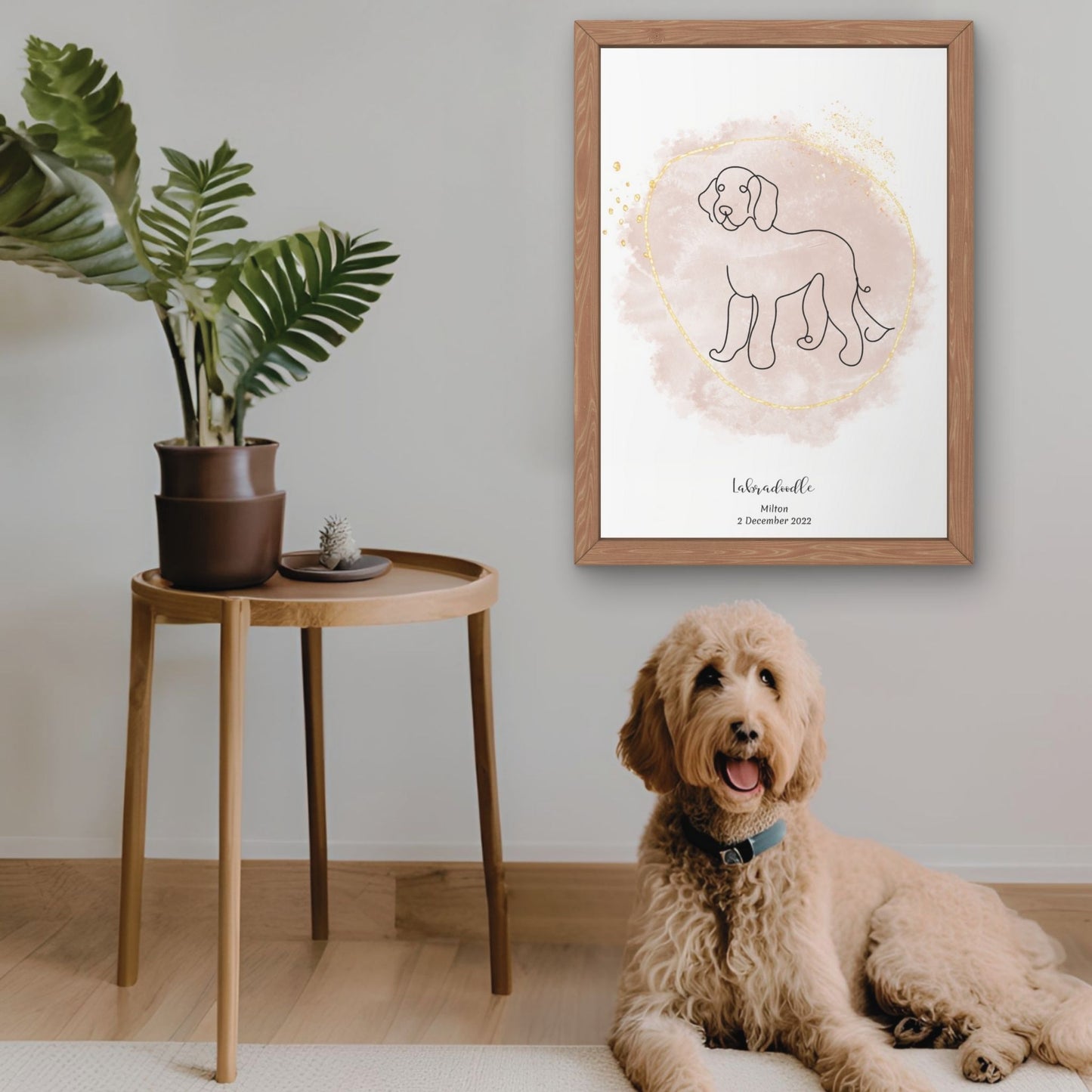 Minimalistisk beige poster med Labradoodle och en söt Labradoodle-hund bredvid, design från Colorful Pets.