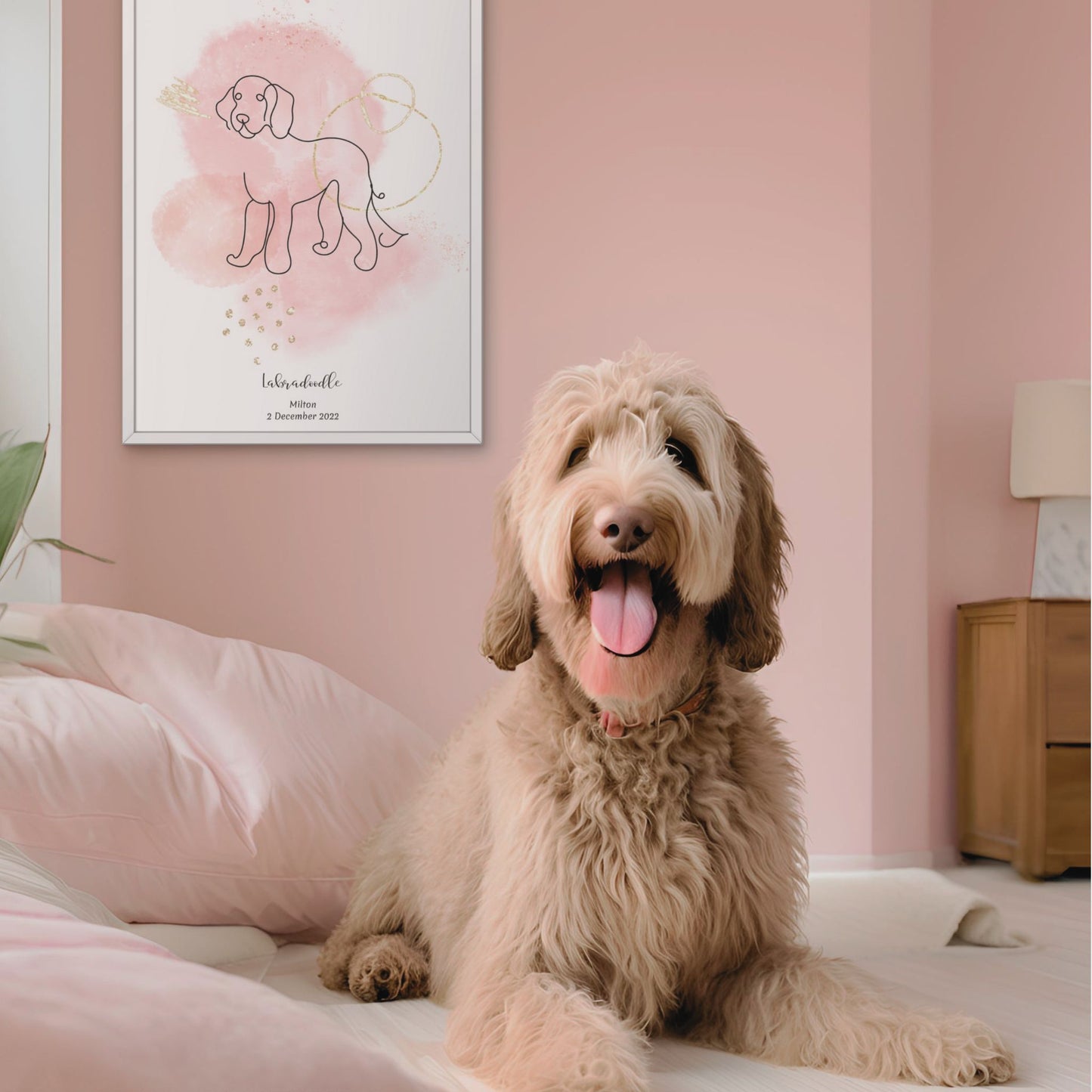 Minimalistisk rosa poster med Labradoodle och en lekfull Labradoodle-hund bredvid, design från Colorful Pets.
