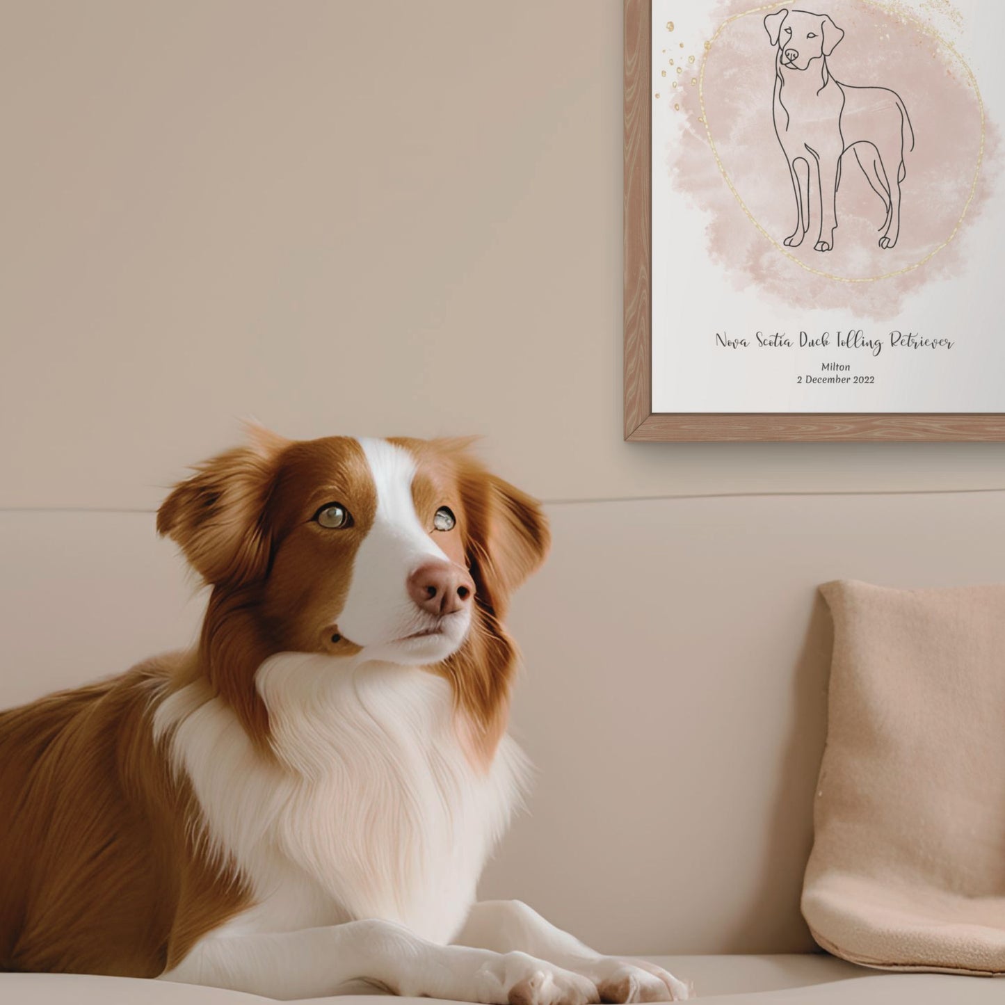 Minimalistisk beige poster med Nova Scotia Duck Tolling Retriever och en glad Nova Scotia Duck Tolling Retriever-hund bredvid, design från Colorful Pets.